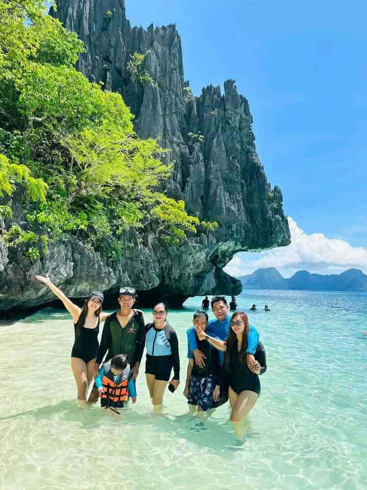 Lagoon swimming spot with limestone cliffs in El Nido