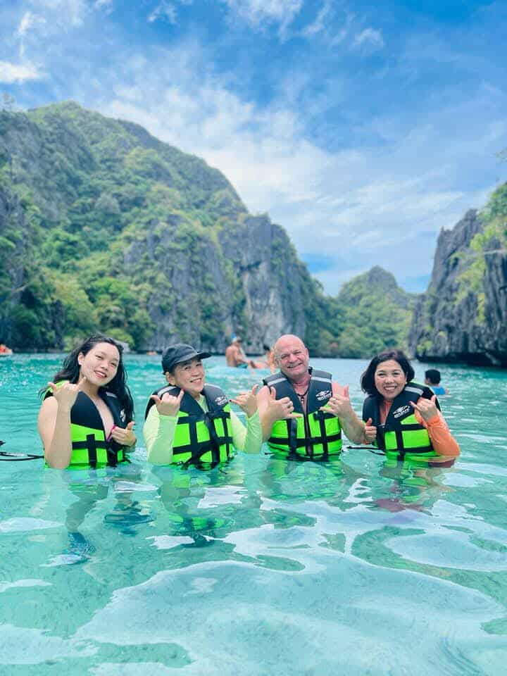 Clear turquoise water and lagoon scenery in El Nido